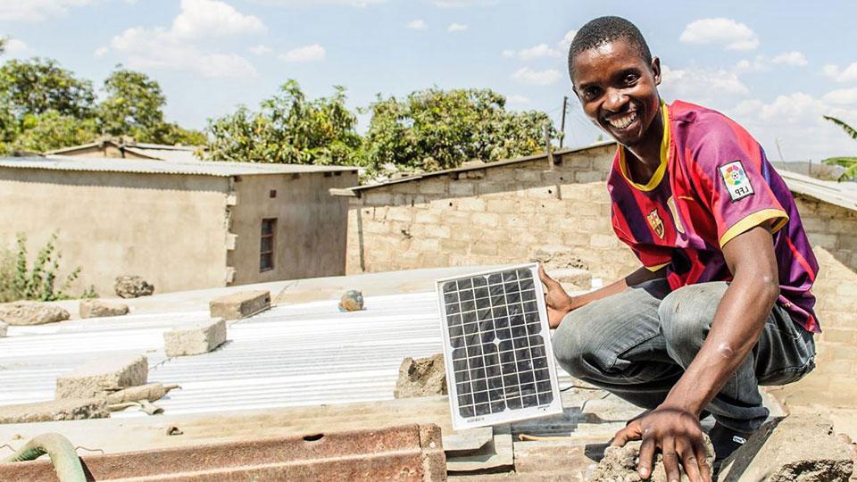 一位居民在他的屋顶上安装了太阳能电池板，为家庭提供电力, 由利乐全球最大体育平台管理的ACE计划提供
